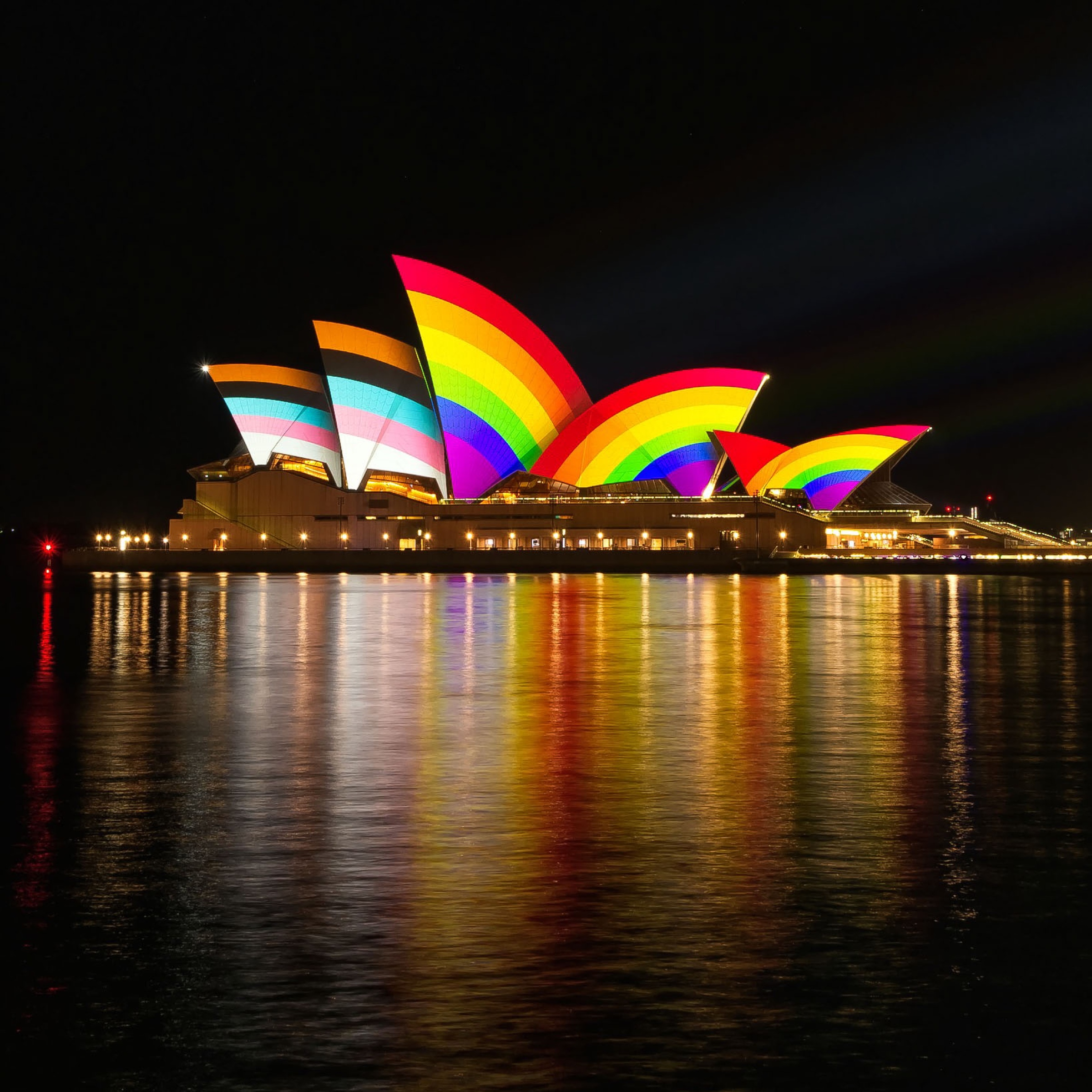 Elbe, rainbow-lit sails at night