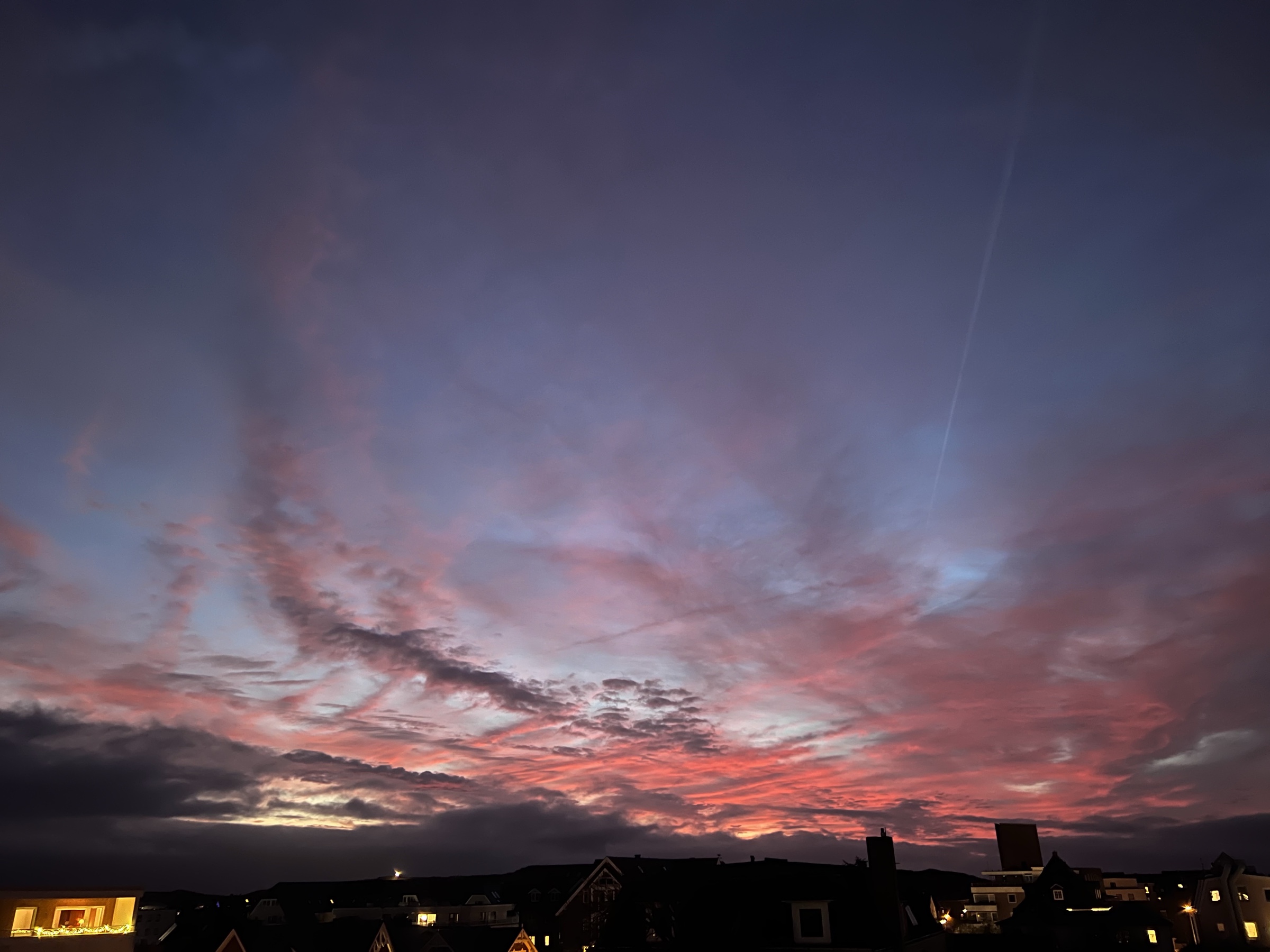 Sylt rooftops with contrail